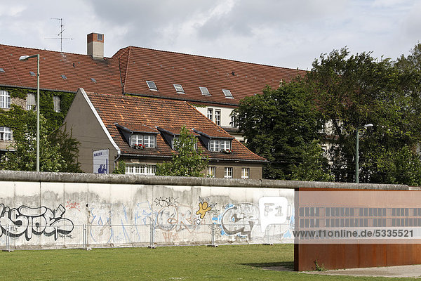 Fenster des Gedenkens für die Opfer der Berliner Mauer  Gedenkstätte Bernauer Straße  Berlin-Mitte  Deutschland  Europa