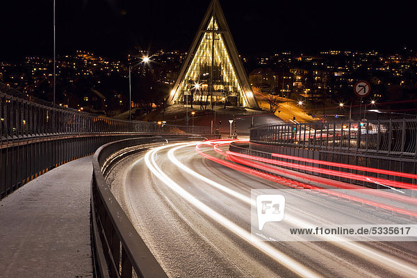 Tromsöbrua  Troms¯brua  Troms¯-Brücke  und Arktische Kapelle  Tromsö  Troms¯  Norwegen  Europa