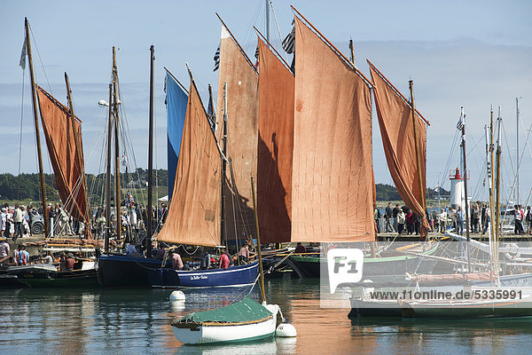 Alte Segelboote im Hafen von La TrinitÈ-sur-Mer  Regatta alter Segler  Bretagne  Frankreich  Europa