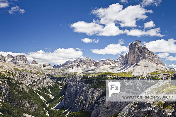 Blick vom Monte Piano im Hochpustertal  Dolomiten  hinten die Drei Zinnen  Südtirol  Italien  Europa