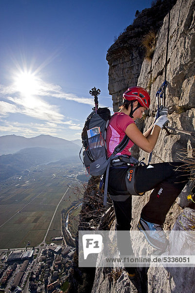 Kletterin beim Aufstieg vom Rino Pisetta Klettersteig im Sarchetal oberhalb des Toblinosees  Gardaseegebiet  Trentino  Italien  Europa