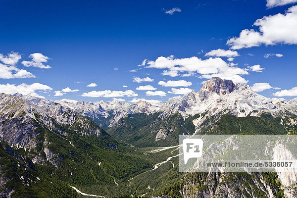 Blick vom Monte Piano im Hochpustertal  Dolomiten  hinten die Hohe Gaisl  Südtirol  Italien  Europa