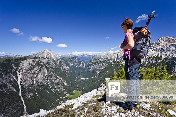 Bergsteigerin mit Blick vom Monte Piano im Hochpustertal  hinten das Höhlensteintal  Dolomiten  Südtirol  Italien  Europa