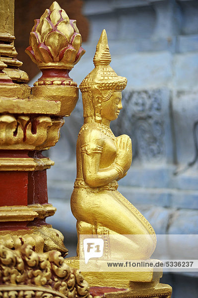Goldene Statue in buddhistischem Tempel in Siam Reap  Kambodscha  Südostasien  Asien
