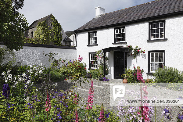 Wohnhaus mit blühendem Garten  Carlingford  Cooley Halbinsel  County Louth  Republik Irland  Europa