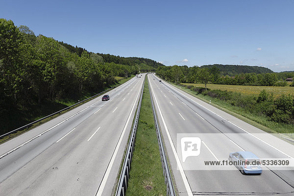 Autobahn A8 bei Irschenberg  Oberbayern  Bayern  Deutschland  Europa  ÖffentlicherGrund