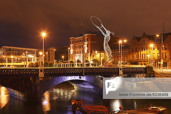 Queen's Bridge über Fluss Lagan  Skulptur Harmony  Belfast  Nordirland  Irland  Großbritannien  Europa  ÖffentlicherGrund