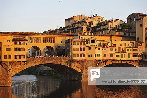 Ponte Vecchio bei Sonnenuntergang  Florenz  Toskana  Italien  Europa