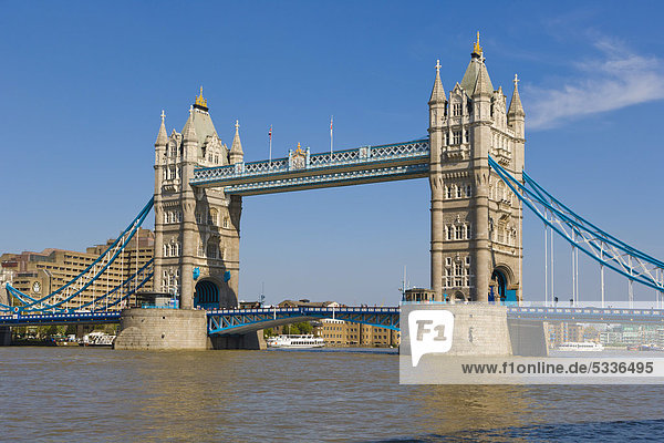 Tower Bridge von Southwark  London  England  Großbritannien  Europa