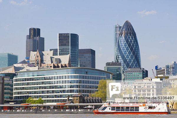 City of London mit Themse und Ausflugsboot  vom Stadtteil Southwark  London  England  Großbritannien  Europa