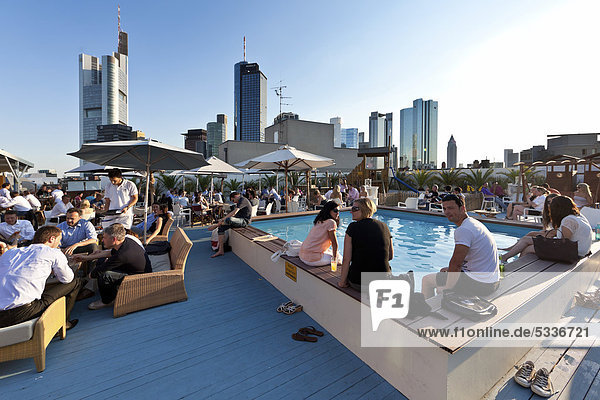 Menschen entspannen am Feierabend  Long Island Summer Lounge  Frankfurt  Hessen Deutschland  Europa