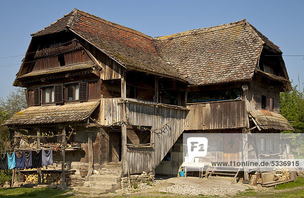 300 Jahre altes Holzhaus im Storchendorf Cigoc  Park Pirode  Kroatien  Europa Holzhaus