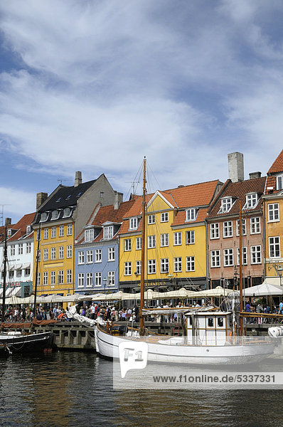 Boot im Hafen  Nyhavn  Kopenhagen  Dänemark  Skandinavien  Europa  ÖffentlicherGrund