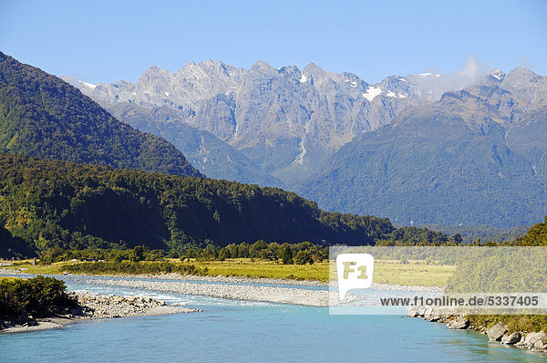 Fluss Whataroa  hinten die Neuseeländischen Alpen  Westküste der Südinsel von Neuseeland