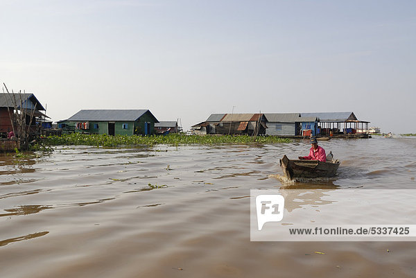 Mann klein fließen See Dorf Südostasien Vietnam Kambodscha Siem Reap
