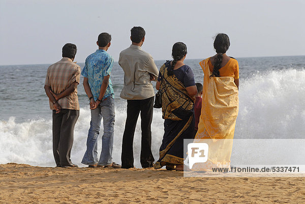 Inder am Strand  Chowara  Kerala  Südindien  Indien  Asien