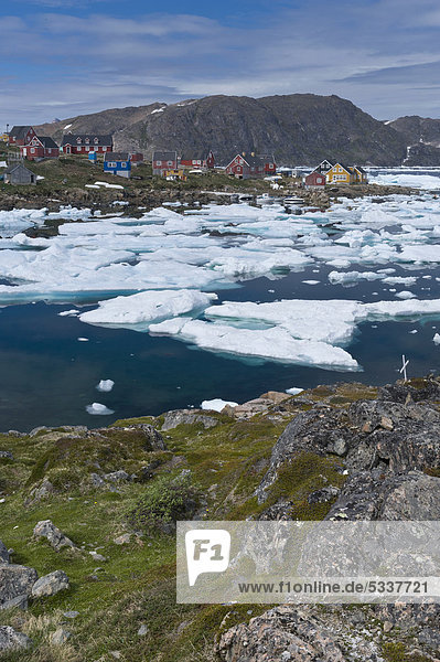 Eisscholle Gebäude Kulusuk Grönland