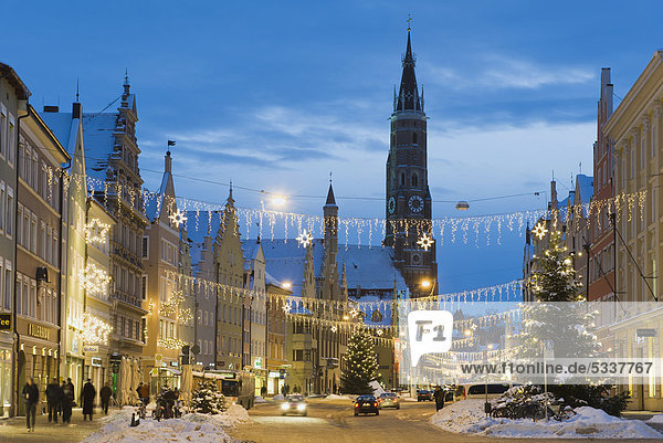 Old town with St. Martin's Church and Christmas tree in winter  Landshut  Lower Bavaria  Bavaria  Germany  Europe
