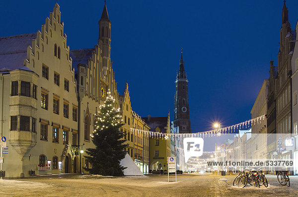 Europa Winter Kirche Weihnachtsbaum Tannenbaum Bayern Deutschland Landshut Niederbayern