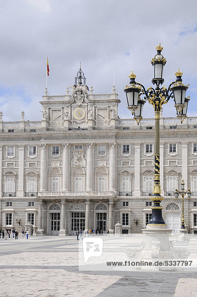 Königliche Palast oder Palacio Real am Plaza de la Armeria  Altstadt  Madrid  Spanien  Südeuropa