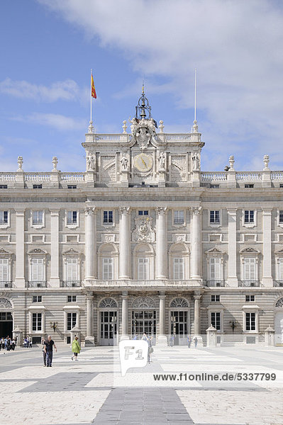 Königliche Palast oder Palacio Real am Plaza de la Armeria  Altstadt  Madrid  Spanien  Südeuropa