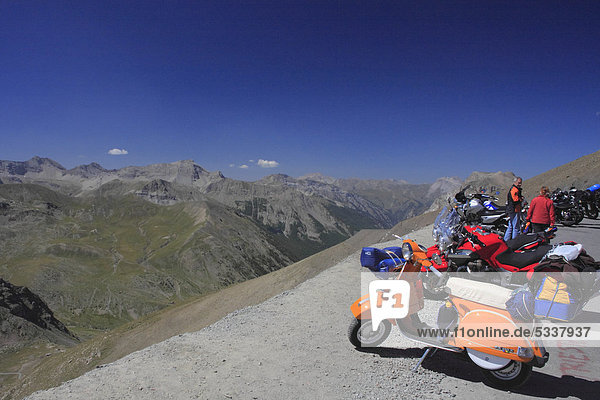 Roller am Col de la Bonette  höchste asphaltierte Straße Europas  DÈpartement Alpes Maritimes  Westalpen  Frankreich  Europa