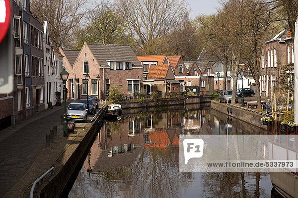 Gracht und Wohnhäuser in Alkmaar  Nordholland  Niederlande  Europa