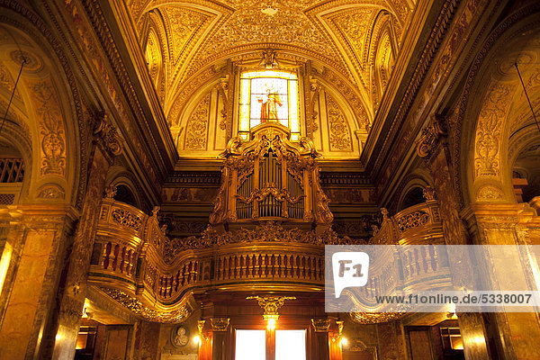 Innenraum und Kirchenorgel der Sant' Antonio dei Portoghesi Kirche in Rom  Italien  Europa