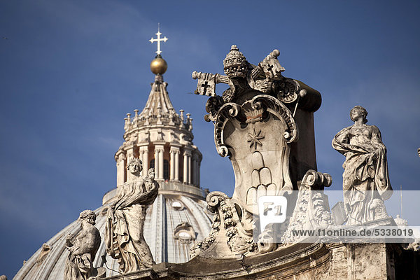 Skulpturengruppe auf dem Petersdom  Rom  Italien  Europa