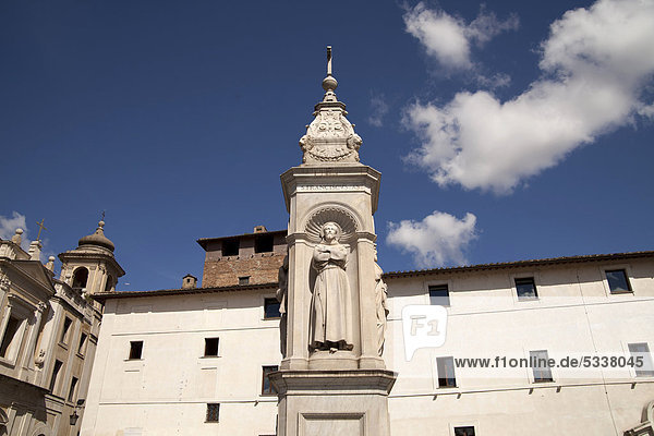 Heiligendenkmal auf dem Platz vor der Kirche San Bartolomeo allíIsola auf der Tiberinsel in Rom  Italien  Europa
