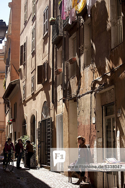 Typische enge Gasse Via Della Reginella in der Altstadt von Rom  Latium  Italien  Europa