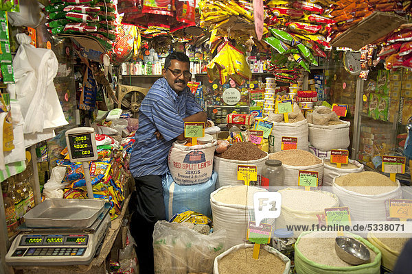 Händler mit Reis und Lebensmitteln auf dem Markt in Kandy  Sri Lanka  Indischer Ozean