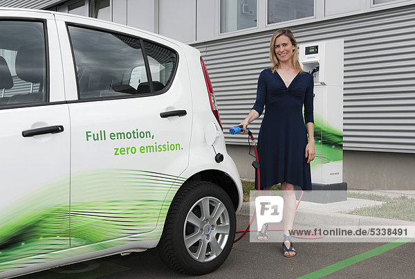 Europa Frau Auto planschen halten frontal Angriff Elektrische Energie zeigen Suzuki bezahlen zahlen Bayern Deutschland