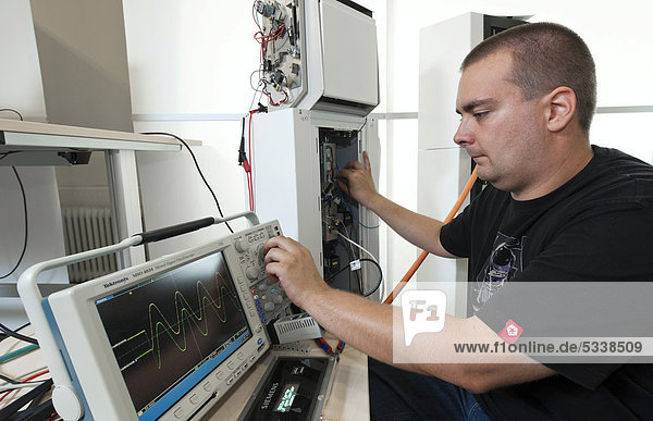 Ein Ingenieur überprüft im Entwicklungslabor bei Siemens die Funktion einer Ladesäule des Typs Siemens Charge CP700A  Fürth  Bayern  Deutschland  Europa