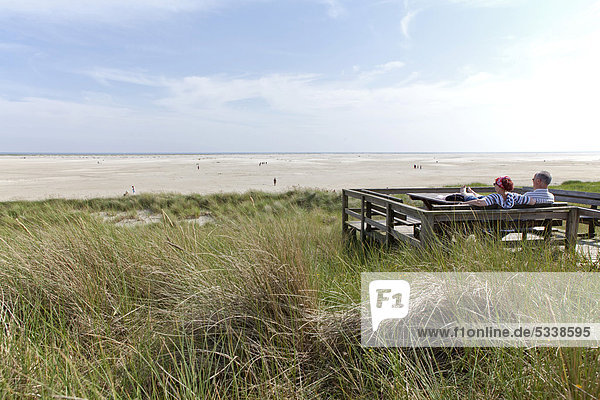 Paar genießt Aussicht auf Strand  Kniepsand bei Wittdün  Insel Amrum  Nordfriesland  Schleswig-Holstein  Deutschland  Europa  ÖffentlicherGrund