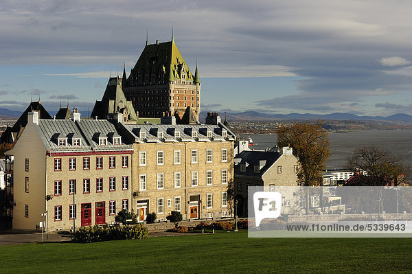 Quebec City  die Altstadt mit der Kulisse des Chateau Frontenac und dem Sankt-Lorenz-Strom  Quebec  Kanada