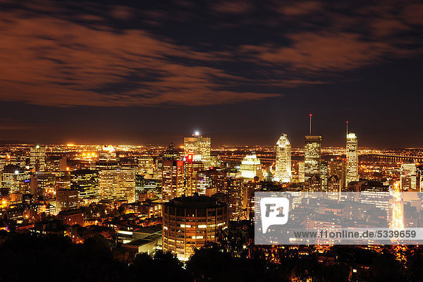 Montreal bei Nacht  Blick vom Mont Royal  Quebec  Kanada