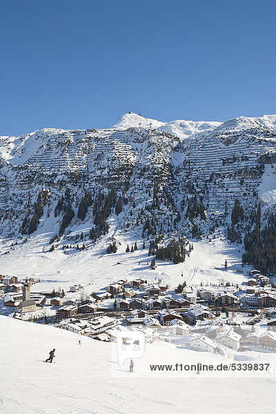 Schifahrer  Snowboarder auf der Schipiste  Lech am Arlberg  Vorarlberg  Österreich  Europa