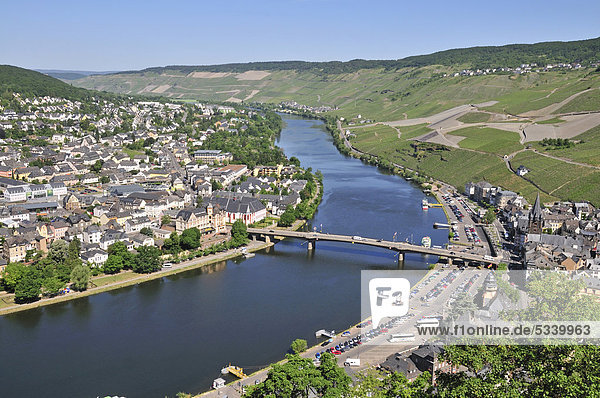 Blick auf Bernkastel-Kues  Mosel  Rheinland-Pfalz  Deutschland  Europa