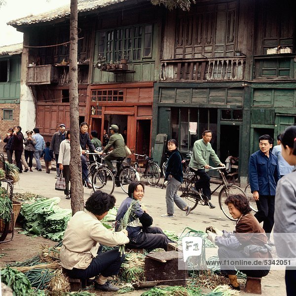 Grüne Ladenhäuser in Kunming Yunnan China (fotografiert im Jahr 1974)