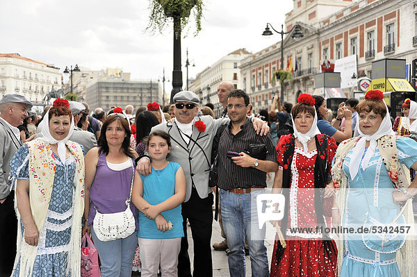 Locals with visitors from San Sebastian  Basque Country  Puerta del Sol  Madrid  Spain  Europe