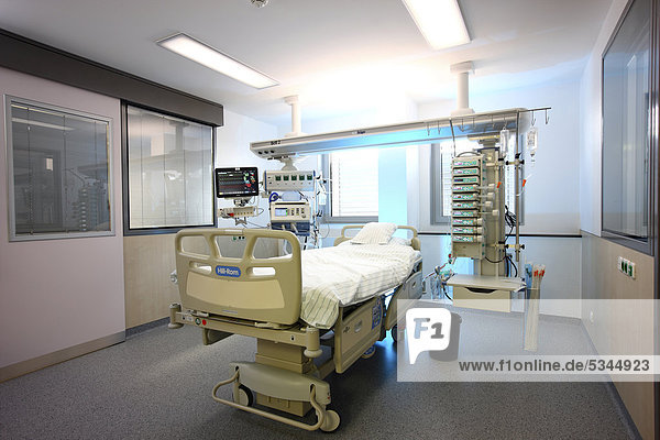 Intensivstation  leeres Patientenbett  bereit für die Aufnahme eines Patienten  medizinische Geräte für die Versorgung  Beatmung und Überwachung des Patienten  Krankenhaus  Deutschland  Europa