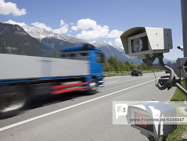 Raser  Geschwindigkeitsübertretung  Frontradar auf der Inntalautobahn A 12 in Fahrtrichtung Kufstein kurz vor Innsbruck  Österreich  Europa