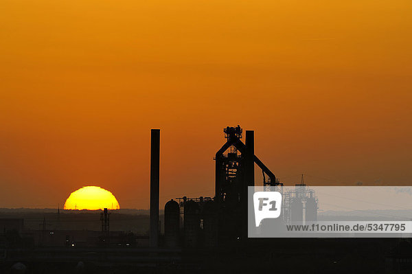 Industriegebäude bei Sonnenuntergang  Ruhrgebiet  Nordrhein-Westfalen  Deutschland  Europa