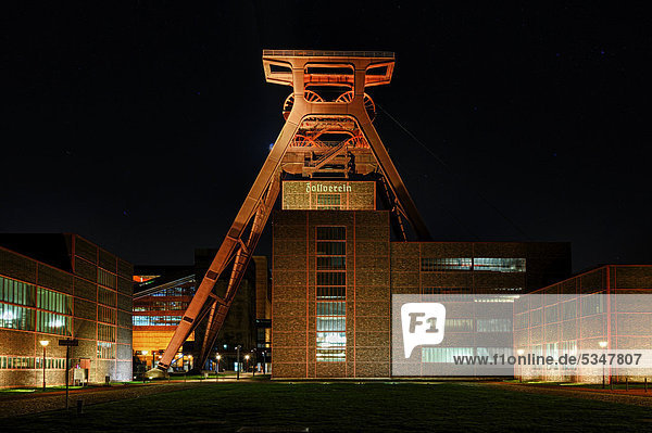 Illuminierte Industriegebäude bei Nacht  Zeche Zollverein  Oberhausen  Nordrhein-Westfalen  Deutschland  Europa
