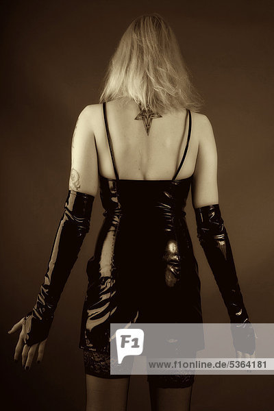 Frau  Gothic  blond  Rücken  Tattoo