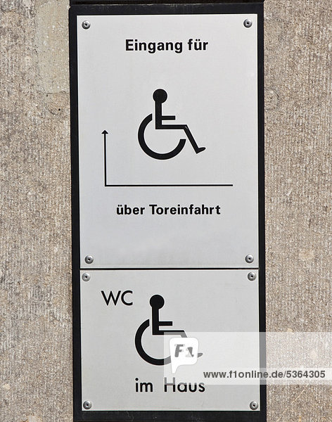 Schild  Eingang für Rollstuhlfahrer über Toreinfahrt  Behinderten-WC  Deutschland  Europa
