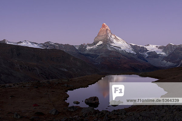 Europa Sonnenuntergang See Spiegelung Matterhorn Schweiz Zermatt Kanton Wallis