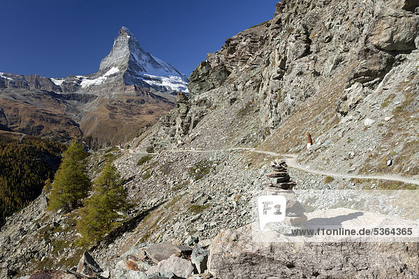 Europa Matterhorn Ansicht Steinhaufen unterhalb Schweiz Zermatt Kanton Wallis