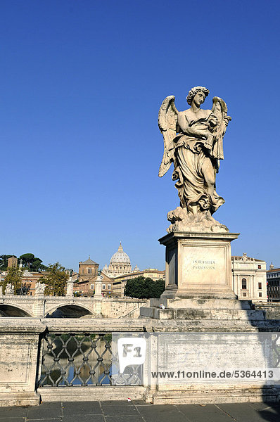 Bernini-Statue auf dem Ponte Sant Angelo über dem Tiber  Rom  Italien  Europa